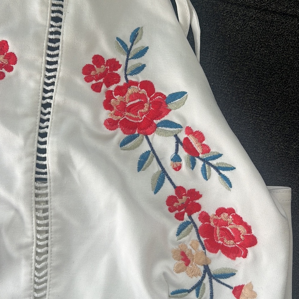 Akira Floral White Top - Picture 2 of 3